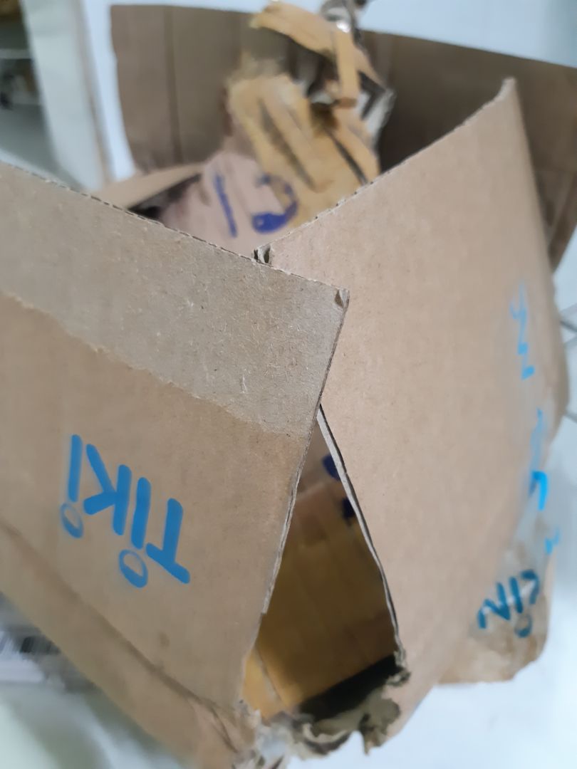 Sách đẹp và mới. Nhưng vấn đề vận chuyển làm thùng giấy gói sách móp méo, mềm oặt. Sách mới bên trong cũng vì vậy mà va đập làm gáy sách cong, móp. Mong Tiki chú ý và khắc phục vấn đề này đi ạ