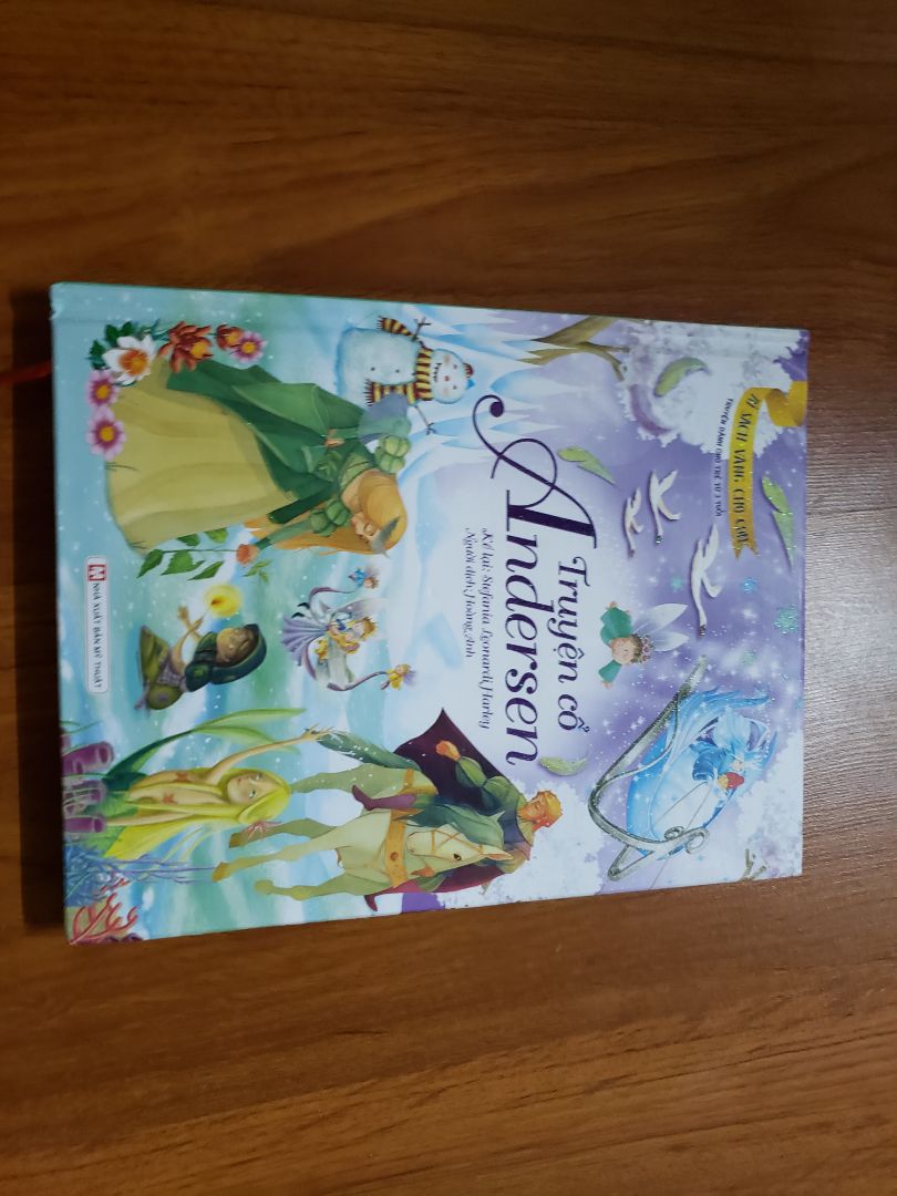 Sách hay nhiều hình ảnh minh họa rất sinh động trẻ rất thích. Bìa cứng có kim tuyến lấp lánh kèm theo.