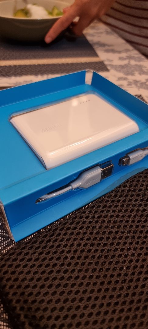 Đóng hộp rất chu đáo cẩn thận. Cục sạc cầm rất chắc tay, lại còn hỗ trợ sạc nhanh. Ngoài ra, trong hộp còn đi kèm bao lưới.