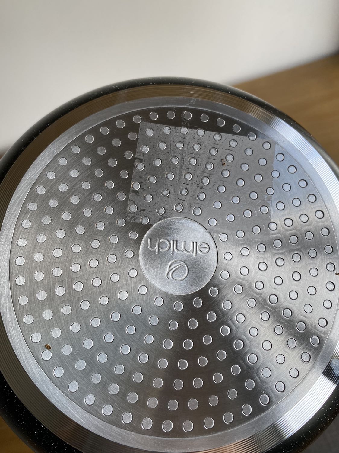 Chảo giao nhanh như hình tuy nhiên không hiểu brand và tiki nghĩ gì mà dán mác và tem giá trên lòng chảo và dưới đáy chảo. Dùng máy sấy gỡ đi rồi vẫn bị dính lớp keo và giấy như hình vừa dơ bếp vừa ngại nấu ăn keo với giấy trong lòng chảo nó ra đồ ăn.