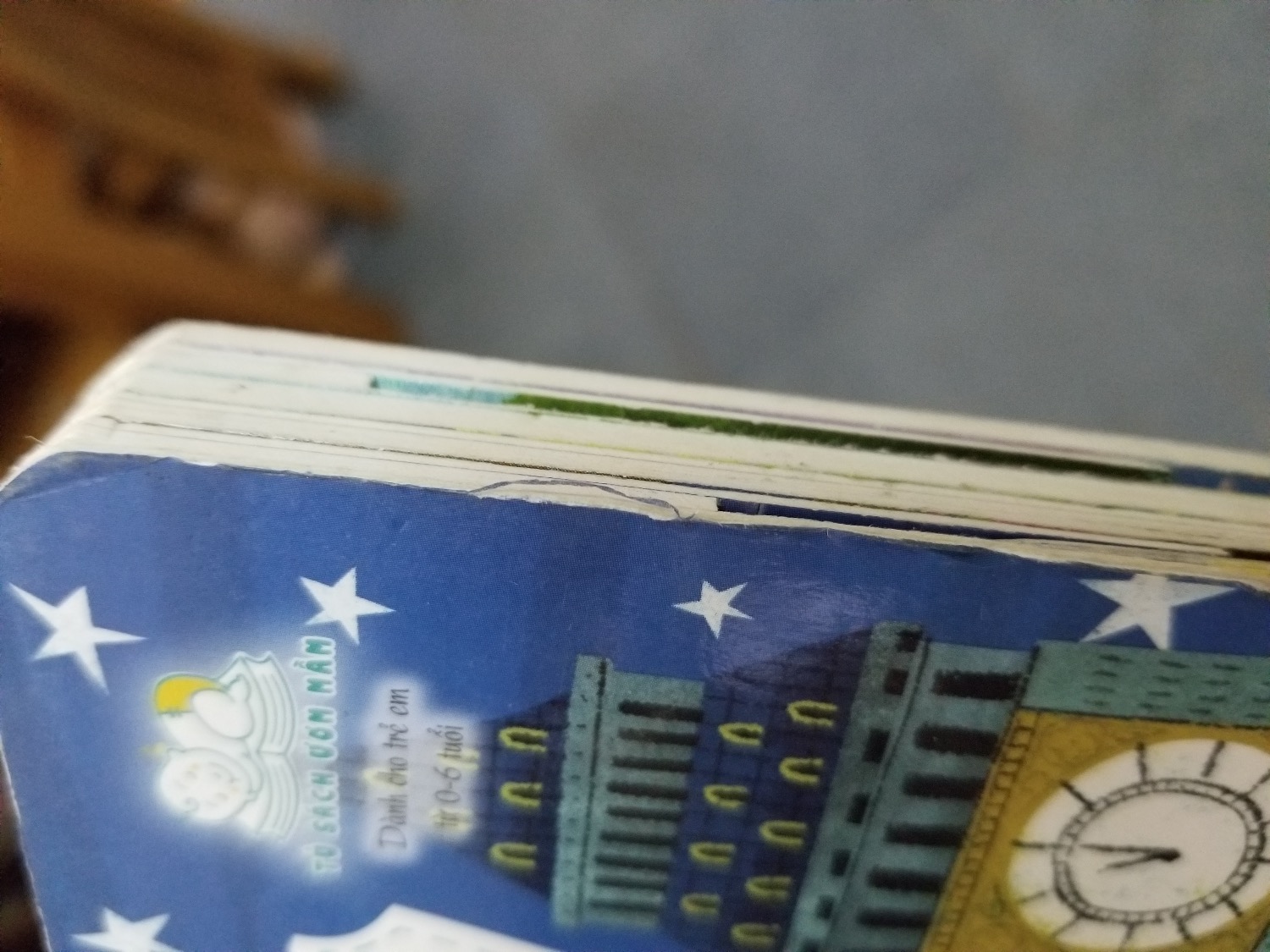 Sách cũ, bẩn, bên trong lại còn rách nữa. Mua về để đem tặng mà nhận hàng như kiểu sách dùng rồi. Rất thất vọng!