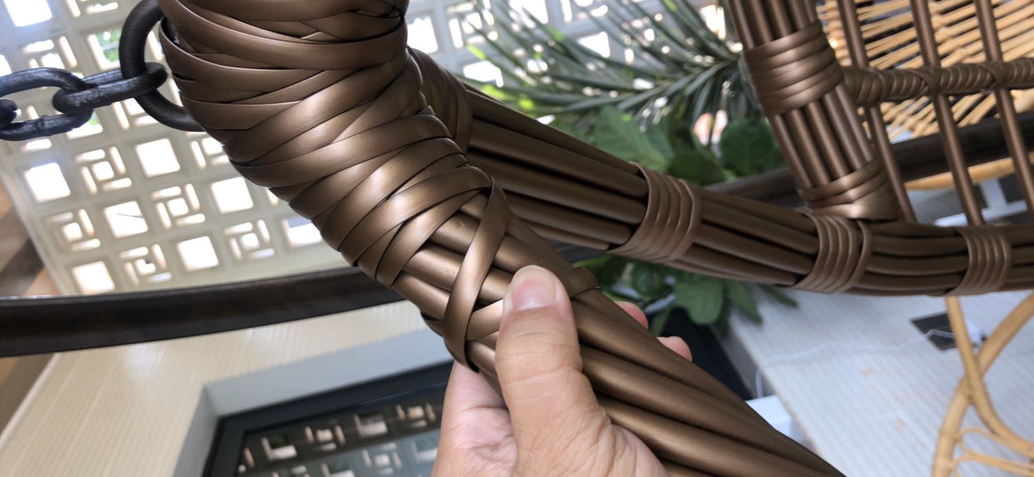 Ghế xích đu bị méo không cân xứng, 1 vài chổ dây cột bị lỏng