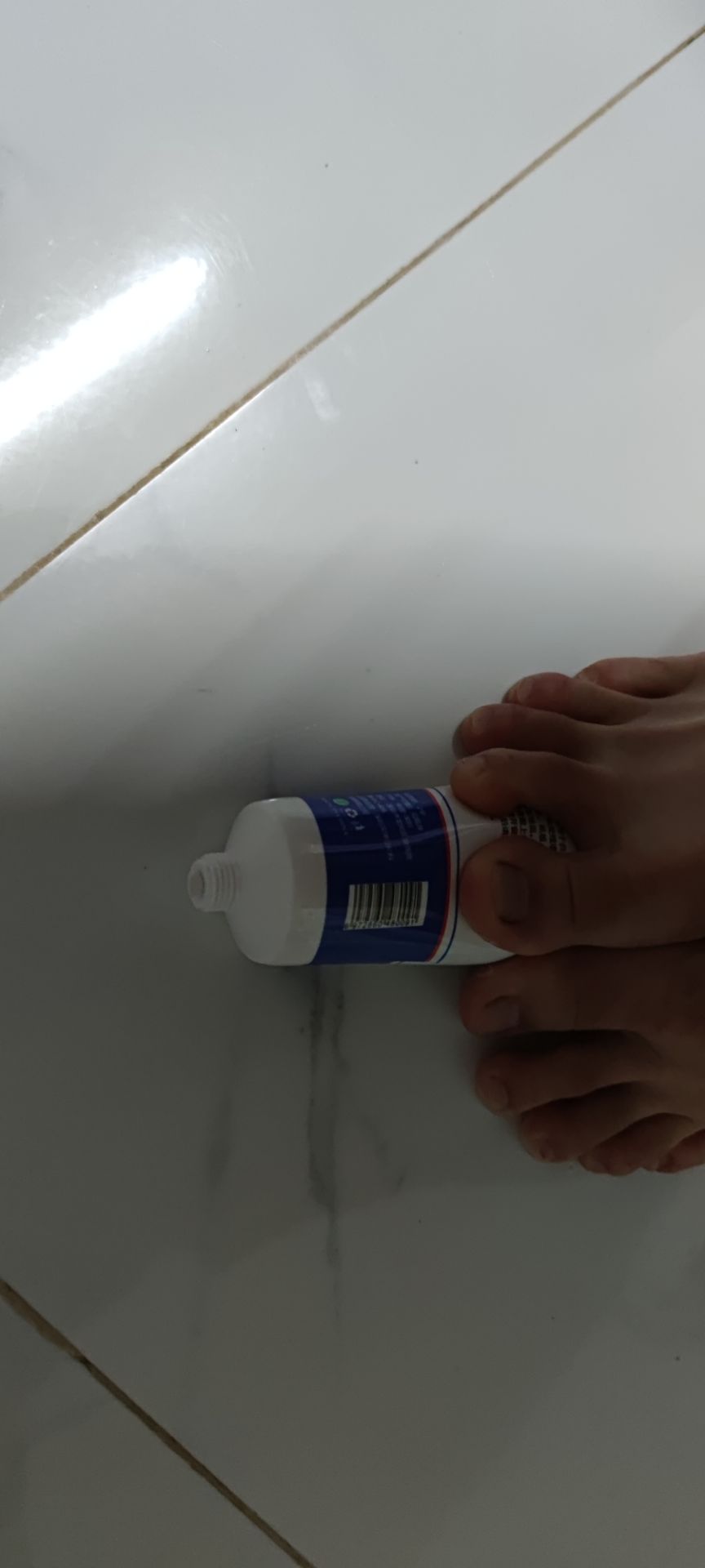 đặt mua 3 chai, được kèm 2 cái bai, có vẻ keo quá hạn sử dụng hoặc bảo quản sai cách, kết quả nhận được 3 chai nhưng đều không dùng được, keo bóp không ra, bóp hết sức keo vẫn không ra, thậm chí là dùng chân đạp lên. thất vọng với sản phẩm nhận được.