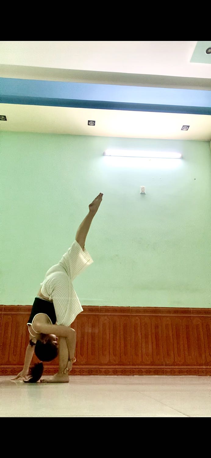 Mua đợt giảm giá 50% nên giá khá tốt, mua về để dành, chưa đọc, sách mới. Klq hiện tại mình đang dạy yoga ở Đà Nẵng, bạn nào thích ghé tập với mình nhé