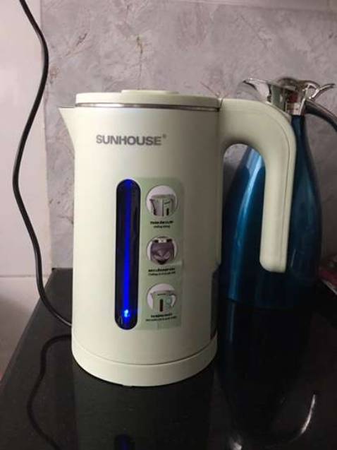 Ấm cầm chắc tay, màu sắc trẻ trung hiện đại, vỏ ngoài chống bỏng tốt như quảng cáo, ruột inox xịn tốt, sôi nhanh