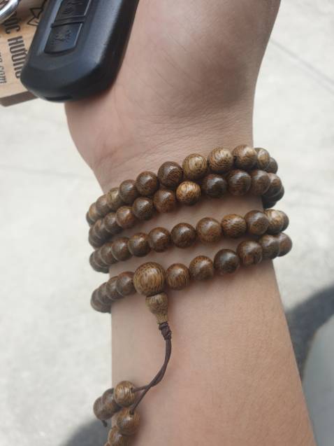 Giao hàng nhanh, có mùi thơm nhẹ, vòng đeo vừa tay, đẹp, shop có tặng thêm móc khóa sơn mộc hương