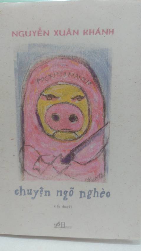 Chắc nhiều người đứng tuổi nhớ đến giai thoại về giáo sư Văn như Cương khi bị lập về việc nuôi lợn, ông cứ bắt người ta phải ghi lại câu chữ rằng : “Các anh không được viết, tôi nuôi lợn ảnh hưởng tới môi trường mà phải viết lợn nuôi tôi làm ảnh hưởng tới môi trường thì tôi mới ký ” . 
Vượt qua mọi sĩ diện,  nuôi lợn hay làm bất cứ việc gì để đảm bảo cuộc sống là hình ảnh phổ biến ở mọi gia đình ở Hà Nội những năm cuối thập niên 70 cho đến hết thập niên 80. Nó không xa lạ với nhiều người,  nó gợi nhắc về những khó khăn của một thời, về nghị lực sống, ý chí vươn lên trong cái cách mà người Hà Nội vượt qua khó khăn. Nhưng tác phẩm của Nguyễn Xuân Khánh không chỉ có vậy,  mượn hình ảnh con lợn một loài vật nuôi có thể nói phàm ăn tục uống như thể đại diện cho những ham muốn vật chất, kinh tế tầm thường của con người. Khi những ham muốn dục vọng trở nên cực đoan đến cuồng điên trở thành một loại virus lây lan " trư cuồng" thì cũng là lúc chúng ta mất dần đi những phẩm giá mang tính căn cốt đó là giá trị của tri thức, sự liêm sỉ, tình yêu thương đồng loại, niềm tin nơi con người. 
Bằng lối kể truyện tự sự tác phẩm mang biết bao trăn trở suy tư của tác giả về cuộc sống bên cạnh những khó khăn về vật chất kinh tế trong giai đoạn khó khăn chung của đất nước là những cay đắng, chua xót, tủi hổ về tinh thần của những người tri thức vốn lo lắng cho vận mệnh của dân tộc .....
Câu chuyện cũ nhưng không mất đi tính thời sự, đó là bài học cảnh tỉnh cho mỗi cá nhân, cho đất nước trong bất cứ giai đoạn nào, xã hội nào.