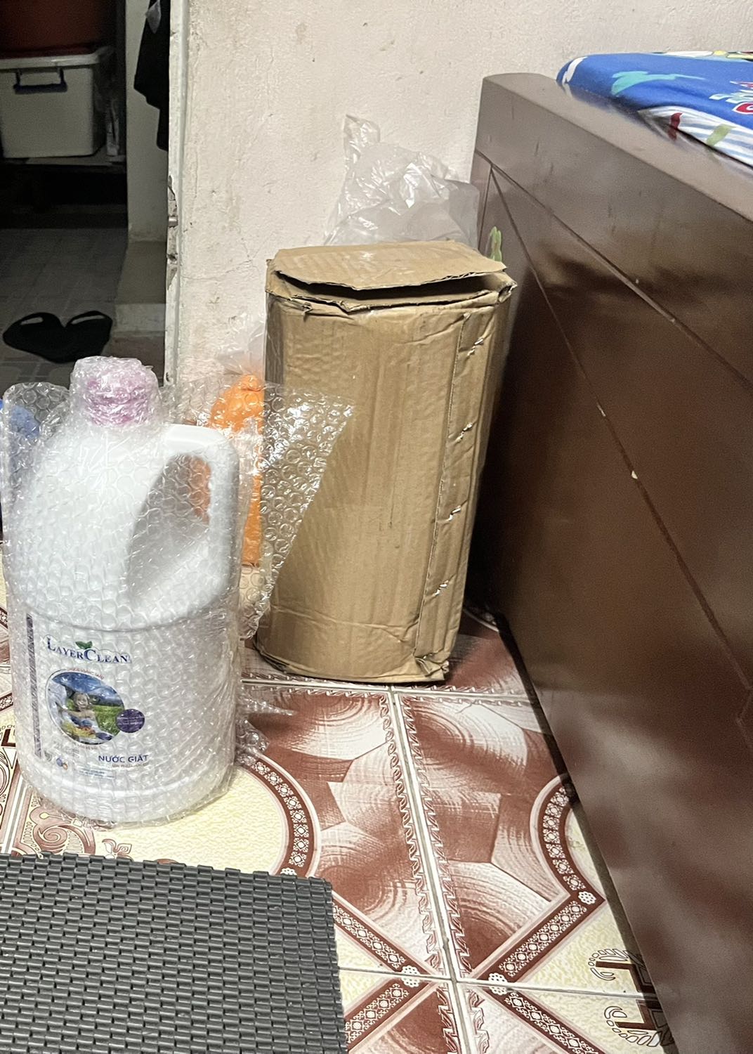 Hàng bọc kỹ, nguyên vẹn không bị đổ hay bục vỡ. Tiki giao nhanh hơn dự kiến 1 ngày. Giá của shop rẻ hơn chỗ khác. Ngày sản xuất cũng khá mới. Nói chung là ưng. Hàng bọc kỹ, nguyên vẹn không bị đổ hay bục vỡ. Tiki giao nhanh hơn dự kiến 1 ngày. Giá của shop rẻ hơn chỗ khác. Ngày sản xuất cũng khá mới. Nói chung là ưng.