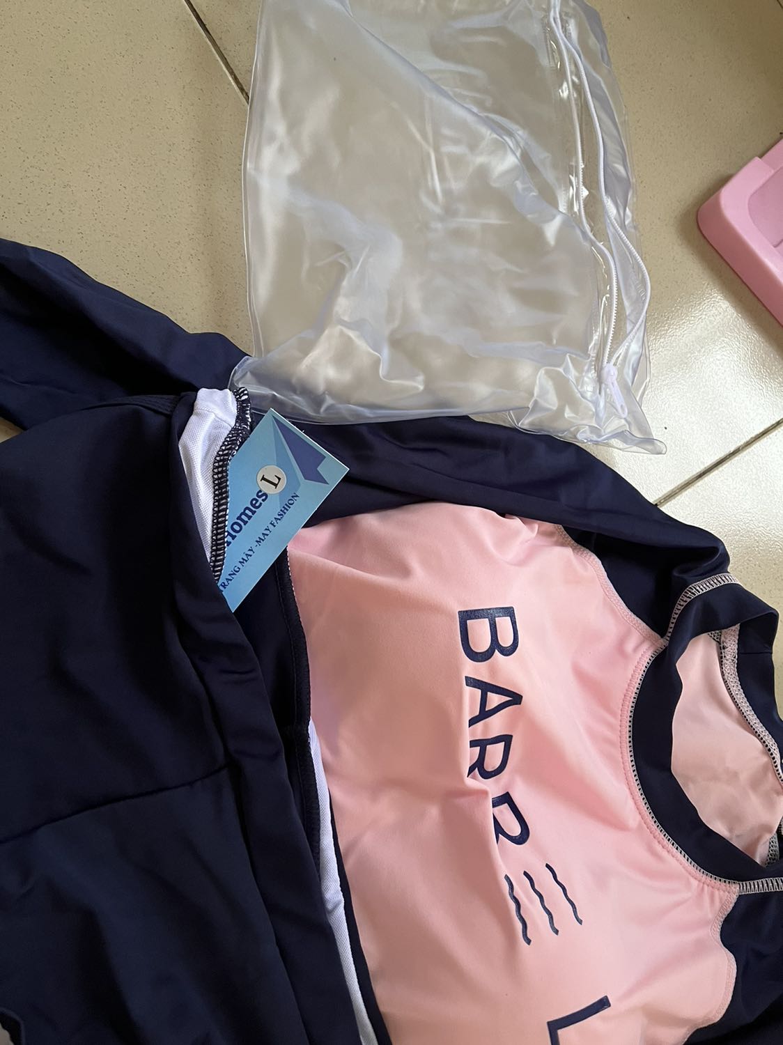 Đóng gói rất cẩn thận, giao nhanh. Chất liệu thu dầy, mát. Màu hồng kết hợp với xanh đen trẻ trung, có cả khung kim loại nâng ngực nữa. Nói chung hợp ý tui