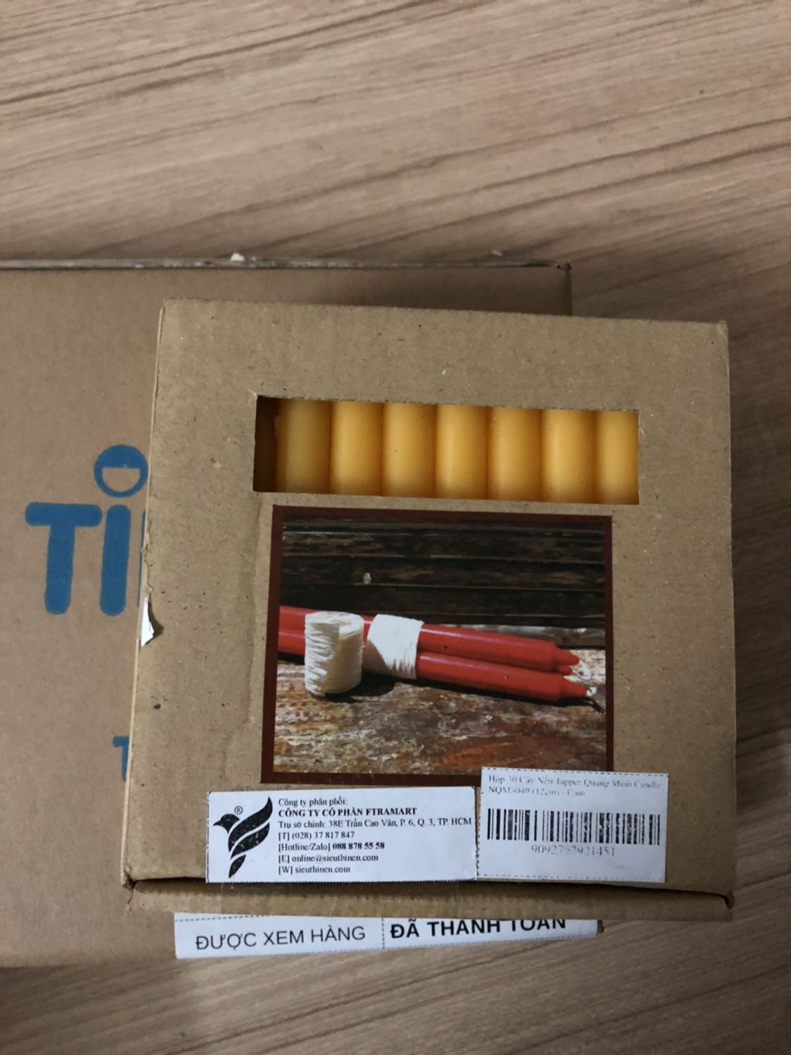 Hộp giấy chắc chắn, màu rất xinh, mùi thơm rất nhẹ thôi, mình mua để thắp bàn thờ ngày rằm, không mua loại nến tròn vì thải ra rất nhiều đế nhôm.