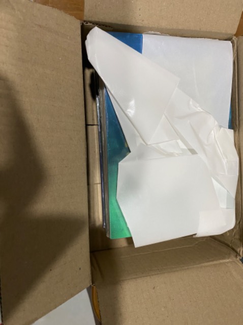 Tiền nào của nấy
Bản mình mua trực tiếp của nhà sách khác hẳn bản đặt, bìa nhám dày, chứ in rõ nét rất đẹp, thiết kế cũng sắc nét hơn, có vẽ cả bản đồ mini 
Bản đặt thì bìa bóng, chữ in đậm nhoè, ko thêm hình ảnh gì cả, cảm giác như được in lại bản gốc ấy