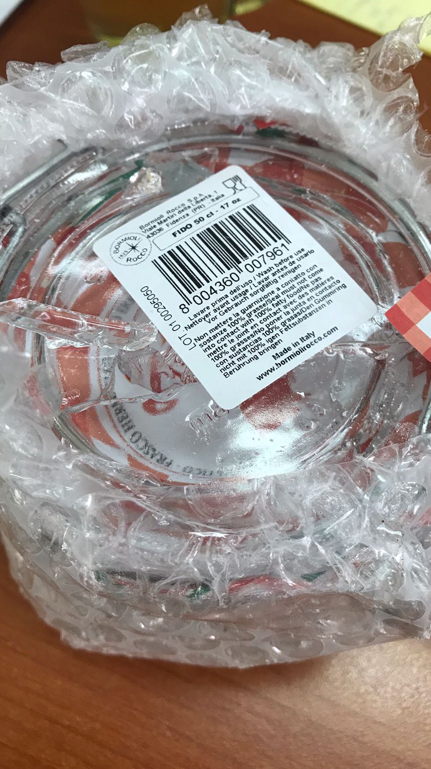 Hàng thuỷ tinh nhưng bọc gói sơ sài. K có lưu ý hàng dễ vỡ. Mở hộp nghe tiếng lạo xạo thấy kì kì, tưởng có cái j kèm theo. Ai dè hộp vỡ nắp, lạo xạo là do thế. T muốn trả hàng vì hàng k xài đc tiki ơiiiii

Lần đầu nhận hàng thuỷ tinh bọc gói sơ sài như này luôn á.