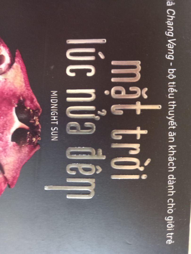 Tiki giao nhanh, đóng gói cẩn thận (lớp màng thứ nhất bị rách nên được bọc thêm một lớp nữa) nhưng hình như sản phẩm để trong kho không được bảo quản cẩn thận nên truyện vừa đến tay đã bị tróc phần chữ nổi như hình, trang đầu tiên thì có vết bẩn. Vì mình mua truyện về để sưu tầm cũng là một phần nên thấy khá thất vọng, 3 cuốn trước cùng bộ mà mình mua của tiki trading không hề có trường hợp như vậy. Mong Tiki rút kinh nghiệm và bảo quản hàng tốt hơn!