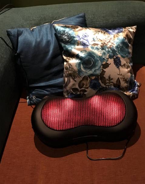 Không biết mọi người thế nào chứ mình ngồi làm việc máy tình nhiều, nhiều hôm ngồi cả ngày đau ê ẩm cả người chả muốn làm gì lại còn không ngủ được. Vì thế mình lên mua gối này về dùng thử, thấy đỡ hơn nhiều. Cứ đi làm về lấy ra dùng thì thấy thoải mái, trước khi ngủ thì cũng lấy ra dùng, dễ ngủ hơn hẳn mà nó tự tắt nên chả sợ hỏng hay chập điện gì cả. Sản phẩm tốt mọi người ạ