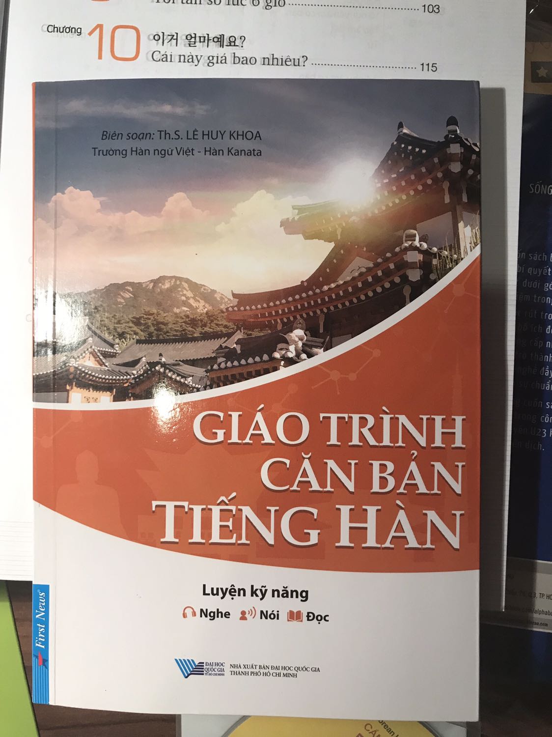 Mình mua cuốn này với hy vọng học được các từ vựng và các câu giao tiếp chuyên ngành, nhưng sau khi mở sách ra thì thôi rồi..
- Bảng chữ cái chiếm 1/3 sách (đến trang 66, trong khi sách chỉ có 212 trang).
- Các chủ đề thì hết sức cơ bản, không khác gì sách Giáo trình cơ bản Tiếng Hàn cũng do chính tác giả và NXB ĐHQG HCM phát hành.
- Sách khổ lớn với 200 trang, nhưng do kỹ thuật dàng trang, nội dung chỉ bằng sách khổ nhỏ với số lượng trang tương ứng.

Cảm thấy tụt cảm xúc...???