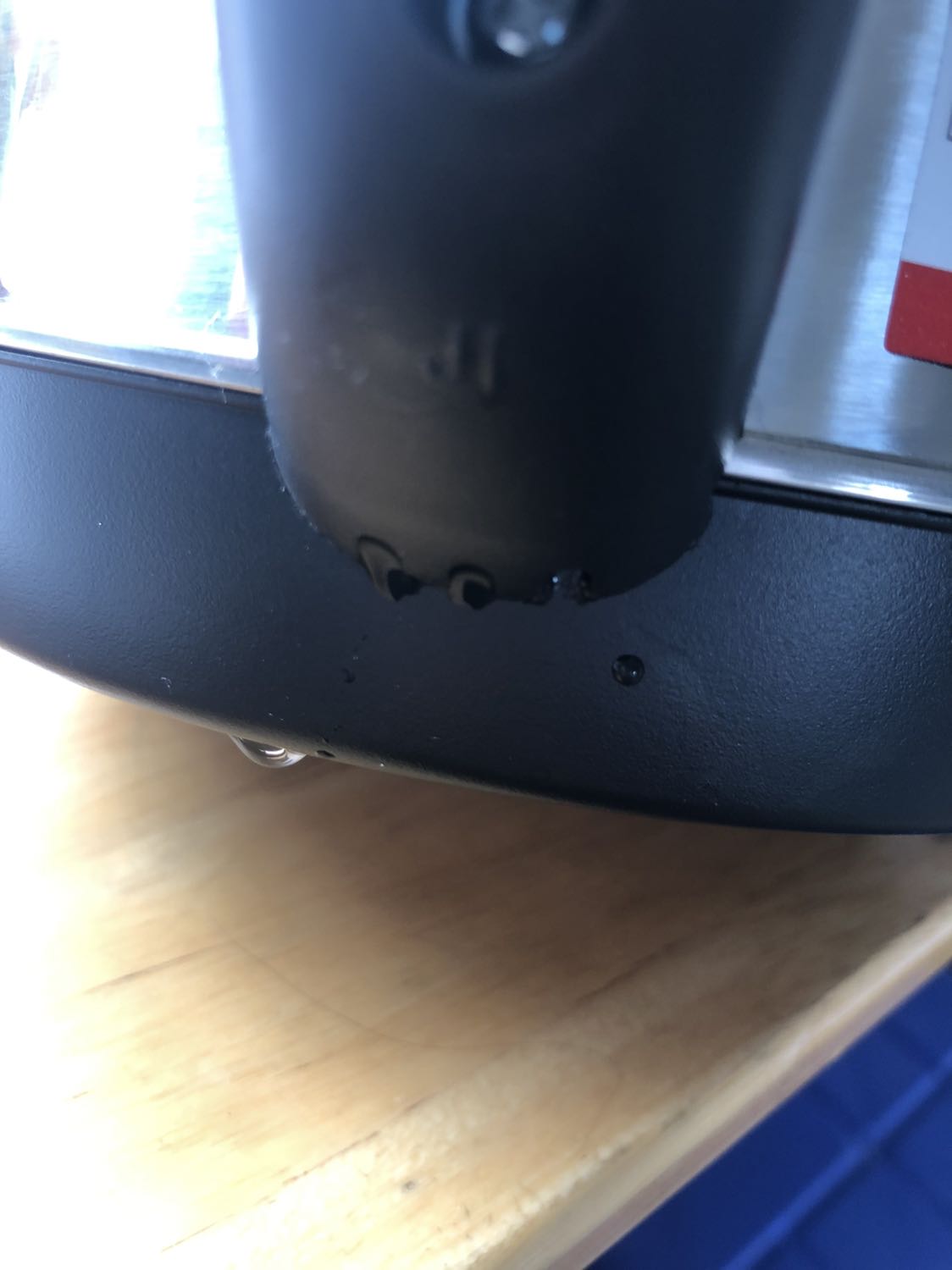 Hàng mua giao trong 2g mà đến 8g tồi mới nhận được trong khi đặt lúc 3g. Mua về không được nhắc để lại hộp nên không 1 đổi 1 được. Bảo hành thì phiền phức khu vực do lúc đặt là mình đang ở trong bv dã chiến. Hàng bị lỗi rò nước ngay tay cầm nhưng vẫn hoạt động bt mà hơi nguy hiểm. Cân nhắc khi mua nhé