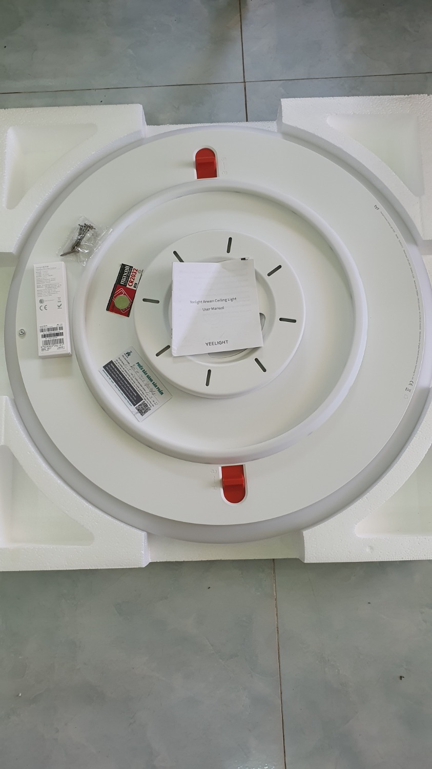 Đèn to hơn dự đoán nhưng nhẹ & dễ lắp đặt.
Dễ kết nối với app Yeelight hơn phiên bản trước (YLXD50YL).
Phần remote thì 2 anh em phải mày mò 15 phút mới kết nối được.