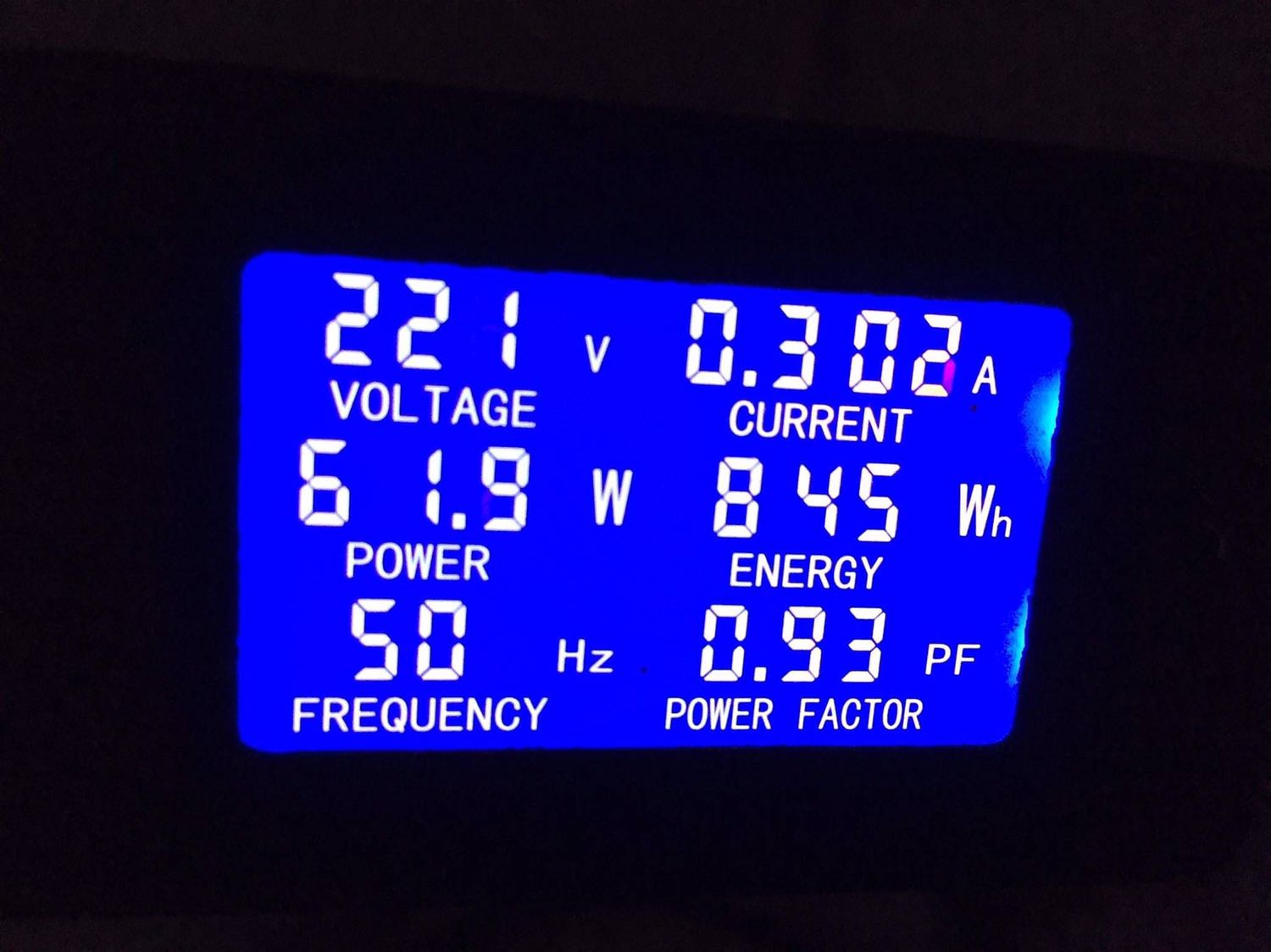 Giao hàng nhanh,
Về bình thủy trên Thông tin quảng cáo là 700w nhưng sự thật là tầm 630w..đun đầy bình 4,5l rất lâu sôi tầm 25-30 phút!
Chế độ chờ quá 85 độ C rất hao điện có lúc lên tới 65w!
Nấu 4,5l và để chờ trong 1 ngày hết 1kw điện..quá hao điện?
Nếu được cho tôi trả lại bình thủy này.