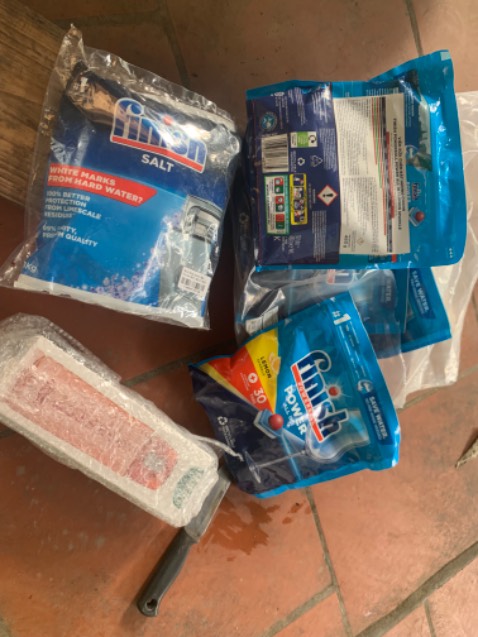 Đủ hàng, có quà tặng là bình nước, date hơi gần 
Dùng khá thích, hài lòng