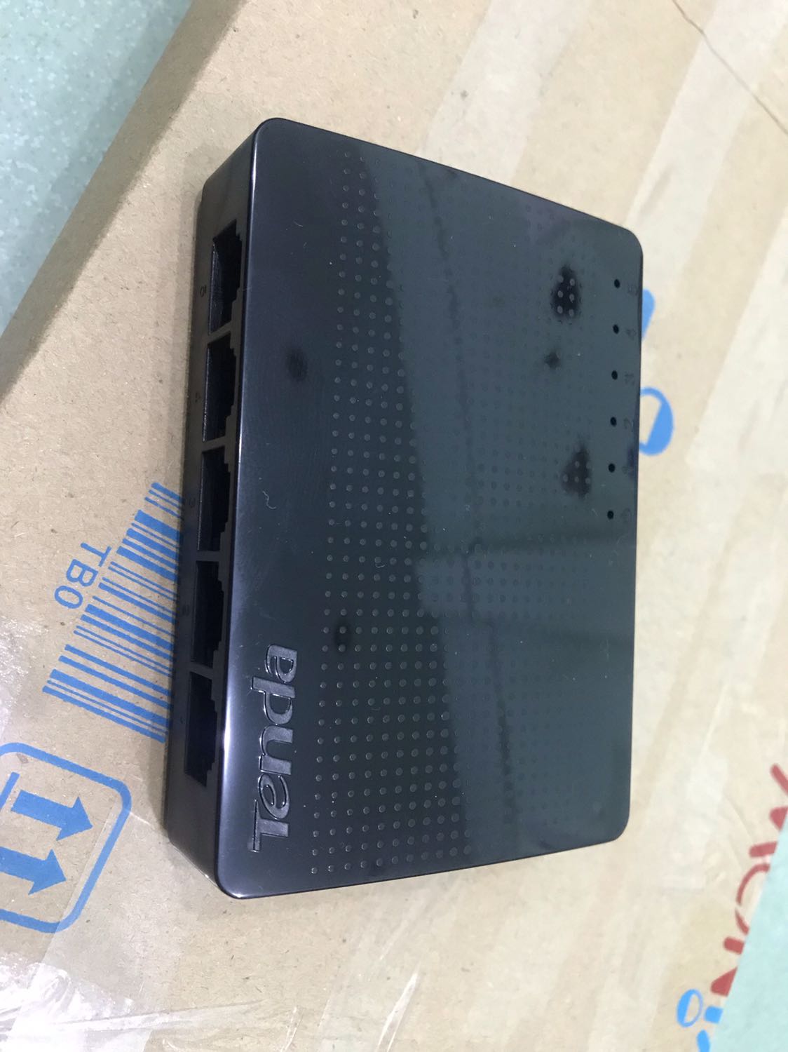 Nhỏ gọn, có lổ để móc lên tường. Chỉ lớn hơn thẻ ATM một chút. Tốc độ truyền tải cao đúng với cam kết.