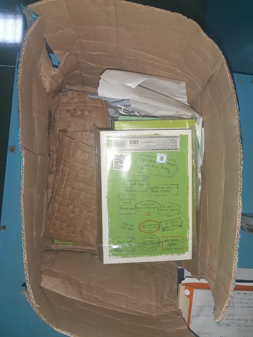 Bưu kiện không có miếng bọc chống sốc nào!
Quyển sách được cứu vớt phần nào nhờ được bao bọc nhưng phần góc trên bên phải quyển sách vẫn bị nhăn...haizz
Tiki không giao cho mình bộ bookmark như trong đơn hàng mình đã đặt, tại sao ạ?