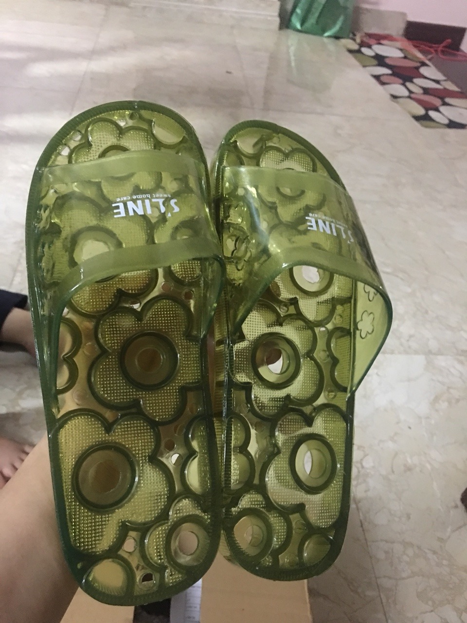 Hàng chuẩn nhập khẩu chính hãng. Dép chắc chắn , nhựa mềm dày dặn, có dập nổi chữ Made in korea bên dưới. Trước mình có mua bên sàn khác mà chắc chỉ là hàng nhái, chất lượng kém quá, không thể bằng hàng Tiki.