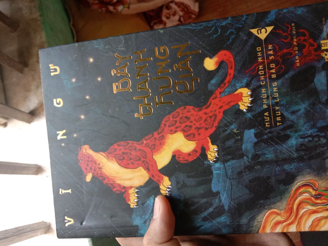 tại sao tiki đóng gói hàng chán thế nhỉ, sách dày như thế mà tận 4 cuốn nhét vào 1 hộp đc chắp vá từ mấy miếng bìa. Sách nào chịu cho nổi, cuốn này mới ra nên chắc chưa bị tồn kho lâu chứ 2 cuốn BTHG tập 2,3 dập sạch, bẩn vc như kiểu Tiki cố tình bán mấy cuốn tồn kho v . Ghét mấy thể loại sách đã bẩn lại còn móp gáy 😖😖😞