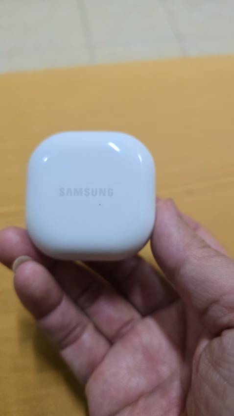 Âm nghe tốt, tuy nhiên đeo lâu sẽ đau vành tai, vì thiết kế hơi to.