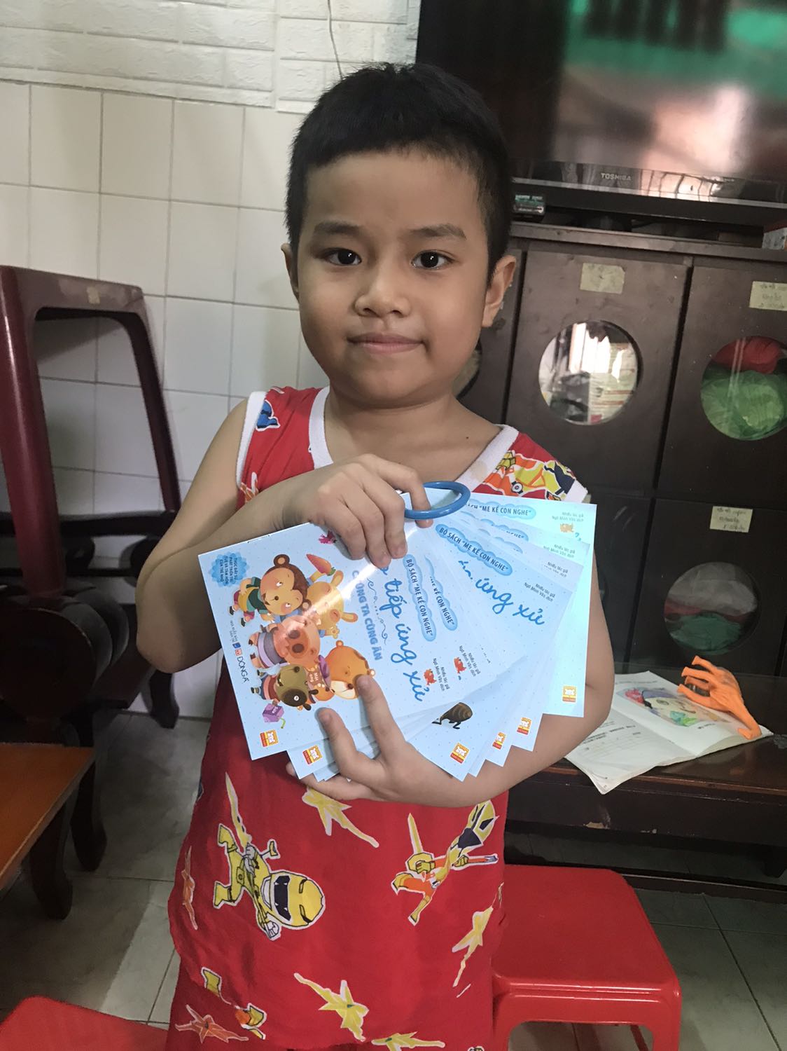 Vừa là truyện để đọc vừa là sách để học, chất lượng sách tốt, màu sắc đẹp và bắt mắt, do dịch nên chờ hơi bị lâu mới nhận dc, mua thử 1 bộ cho đứa cháu vừa lên lớp 1 xem như truyện để tập thói quen đọc sách, cũng vừa giáo dục tính cách luôn. Shipper thân thiện!