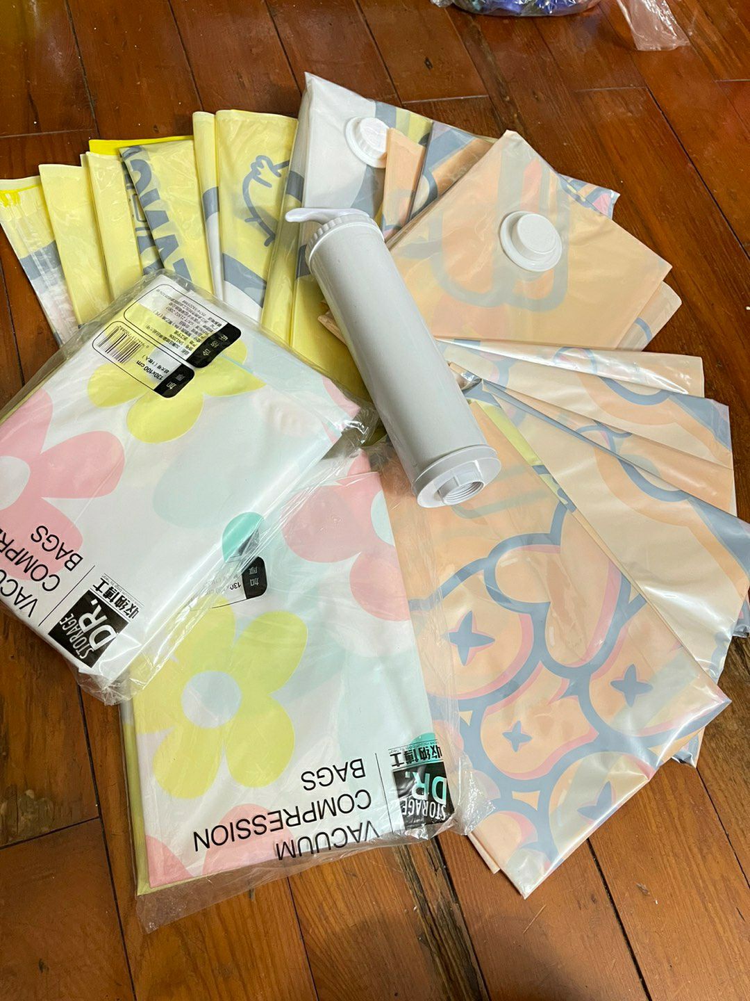 Shop đóng gói cẩn thận, giao đầy đủ hàng. Hút chăn với áo quầ ưng lắm luôn ý. túi 40*60 mà hút đc tận 2 cái áo phai dầy. nên mua nhé