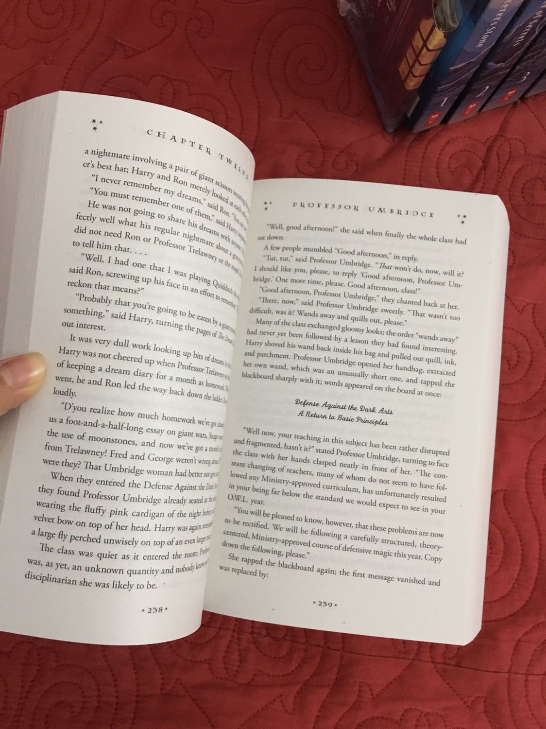 Thiết kế miễn bàn. Chất lượng giấy và mực in tốt. Nội dung thì thích lắm luôn vì mình vốn là fan của bé Hary, lại được đọc nguyên tác nên vô cùng ưng. Ảnh quyển sách mà mình mở ra là tập 5, tập dày nhất, dán rất chắc, gáy khi mở ra koh hề bị gãy, nhăn, giữ dáng rất đẹp. Cầm quyển truyện đọc trên tay, woaaa, cảm giác cực kì cực kì cực kì thích. Mình rất thích chạm vào dòng chữ Harry Potter ở bìa truyện, in nổi, sờ vào cứ thấy thích thích ý :)))
Mình rất muốn nói là nếu bạn đang lưỡng lữ chọn giữa boxset  bản Việt và bản Anh, hãy chọn bản Anh khi Tiki deal lớn. Mình mua đúng lúc Tiki deal 51% nên càng ưng hơn :))))))))