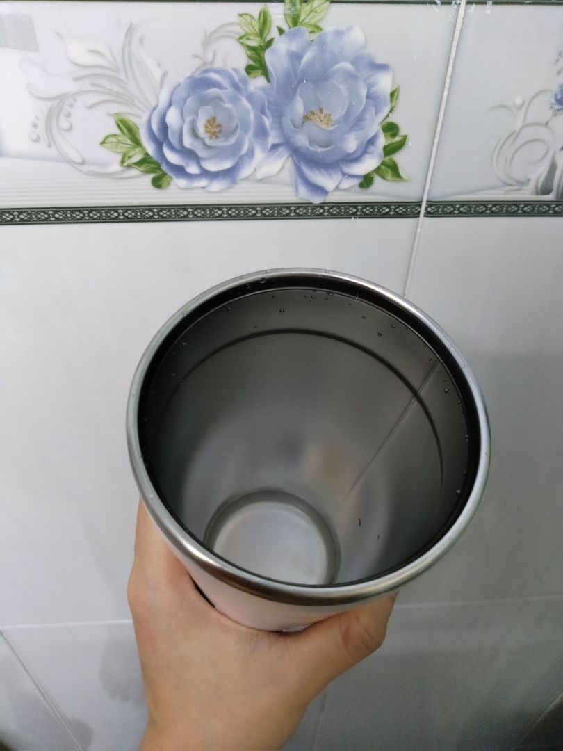 Về chất lượng dịch vụ:
Hộp tiki đóng gói chắc chắn. Giao hàng tiêu chuẩn nhưng rất nhanh, ngày hôm sau đã nhận được. Riêng hộp của sản phẩm không thấy seal của NSX ở miệng hộp, ko rõ hàng thật hay không? Làm cách nào để kiểm tra xuất xứ có đúng ko?

Về thiết kế và chất lượng sp:
Ly màu trắng đẹp, nhưng không được sáng như mình kỳ vọng, hi vọng dùng lâu ko bị bám bẩn & tróc sơn.
Mình có thể uống trực tiếp mà ko cần dùng ống hút, do thiết kế ko rỉ nước ở giữa nắp và thân ly. Tuy nhiên sẽ bị rỉ nước ở phần nắp nếu để quá nghiêng hoặc lắc mạnh, do thiết kế xoay ko kín.
Mình đựng đá lạnh ko thấy bị đọng nước ở thân, đáy và nắp bình. Đựng nước nóng cũng ko thấy nóng tay.
Tóm lại mình khá hài lòng về sản phẩm ở thiết kế tối giản và đẹp, chất lượng tốt.

Về chế độ bảo hành: có kèm phiếu bảo hành và yêu cầu người mua phải gửi phiếu về Cty trong vòng 15 ngày. Mình thấy không hiểu chỗ này lắm và mất công, bất tiện cho người mua.