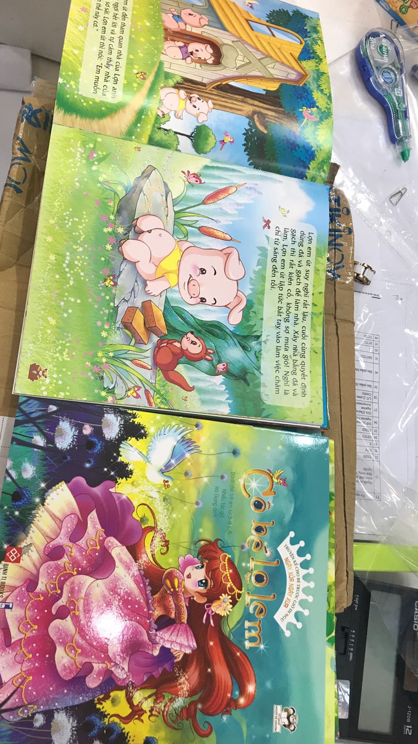 Truyện đẹp. Nét vẽ đáng yêu. Giấy là loại mềm nên bé lớn sẽ giữ đc chứ bé nhỏ thì dễ rách. M đọc thử nội dung truyện cô bé quành khăn đỏ thì k coa điều chỉnh nhiều so với truyện m đọc khi bé. Cuối truyện còn có phần bài học rút ra rất hay