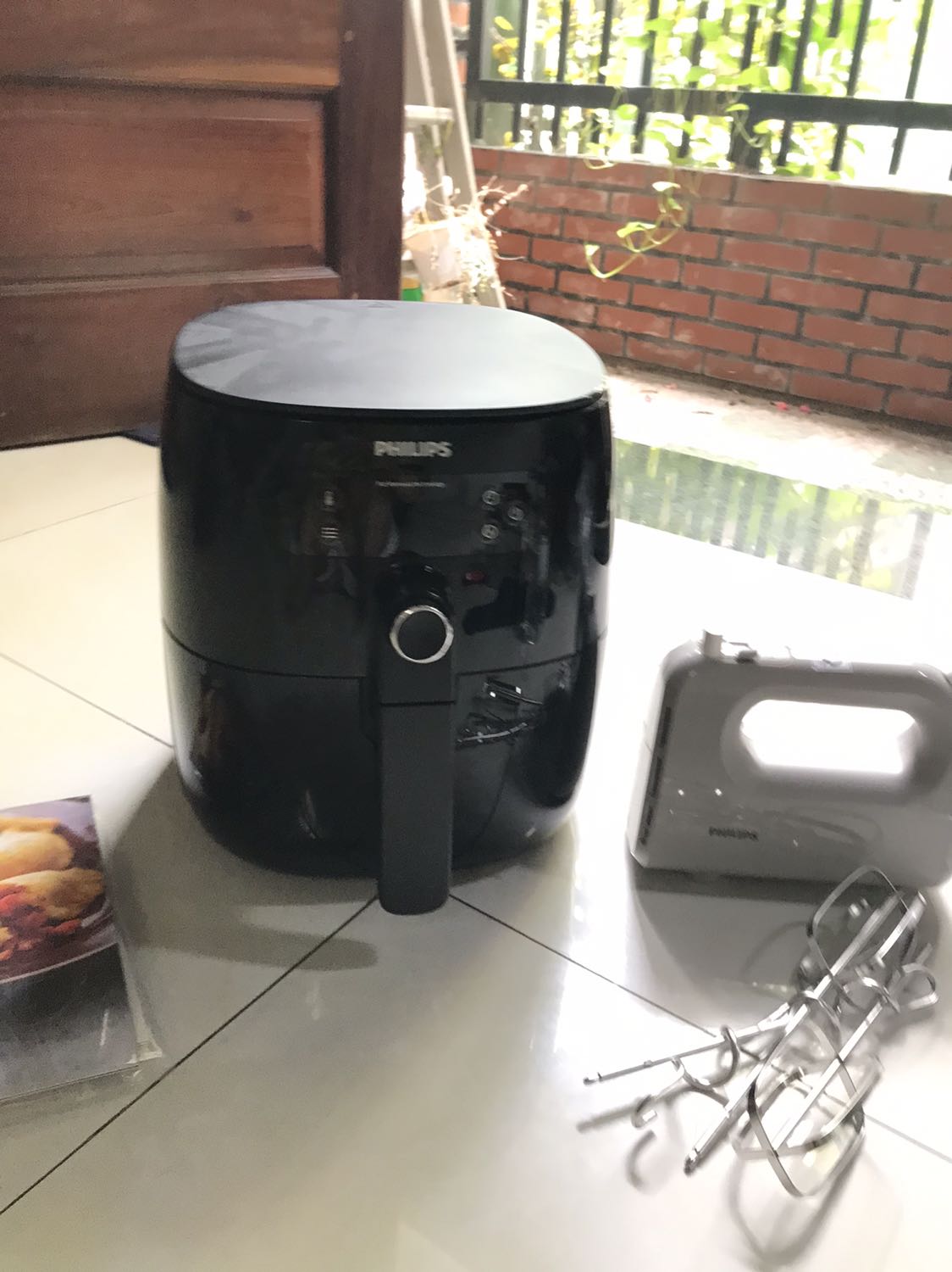 Nồi chiên ổn, quà tặng kèm theo đầy đủ, nồi hoạt động có tiếng máy chạy nhg khá êm, không quá to. 
Đánh giá 1 sao do dịch vụ giao hàng của Tiki, đơn hàng giao chậm hơn dự kiến. Đến lúc giao thì ng giao hàng giao không đúng địa chỉ, bắt khách hàng ra bê hàng về, nhất định không giao đúng địa chỉ đã ghi và bảo là "do đơn hàng cồng kềnh", nhà mặt tiền đường lớn không bị vướng víu, phong toả gì. Dịch vụ  giao hàng của Tiki quá tệ.