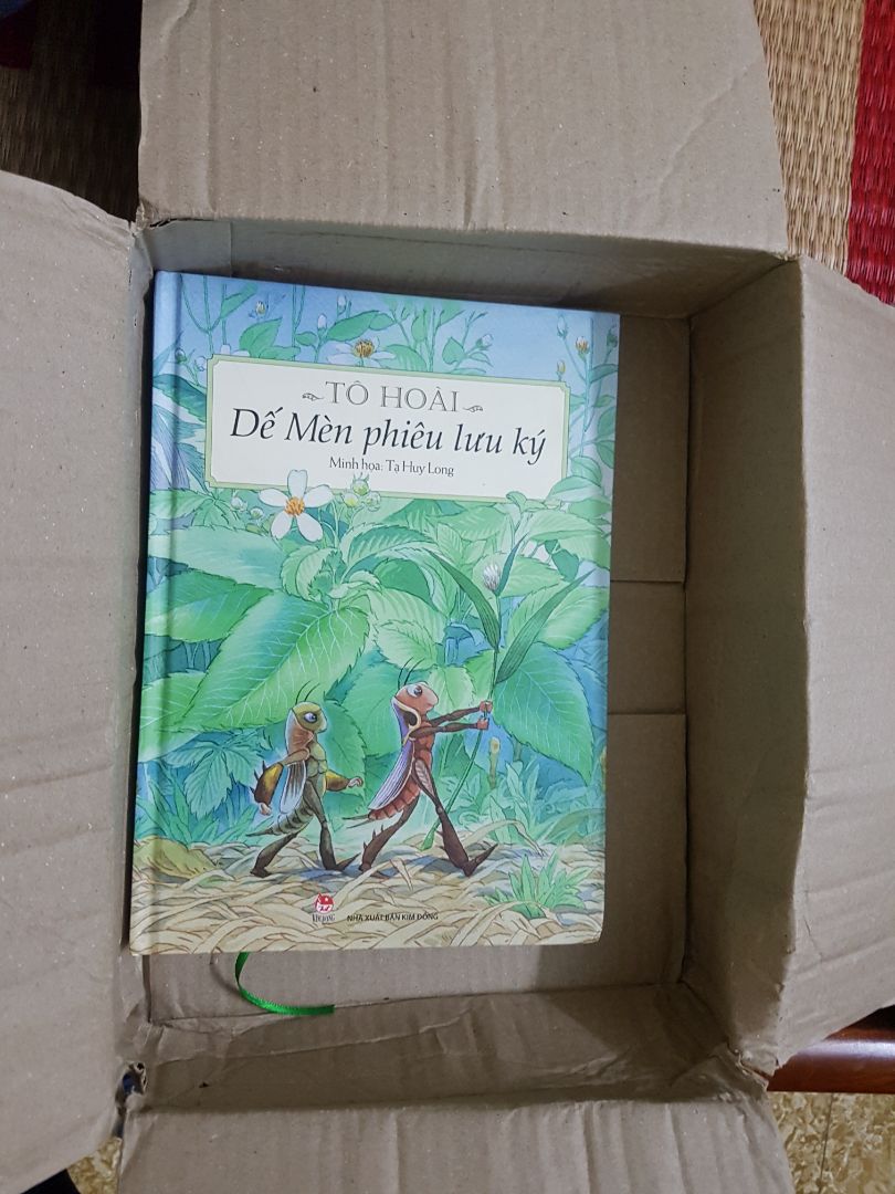 Chưa lần nào mình mua hàng mà gặp trường hợp đóng gói sản phẩm tệ như lần này. Sách không được bọc chống sốc hay nilon gì, nên trong quá trình vận chuyển, bìa sách bị móp méo. Cũng may là đc sách thật, giấy và in đẹp.
Hy vọng lần sau Tiki đóng gói sản phẩm cẩn thận hơn.