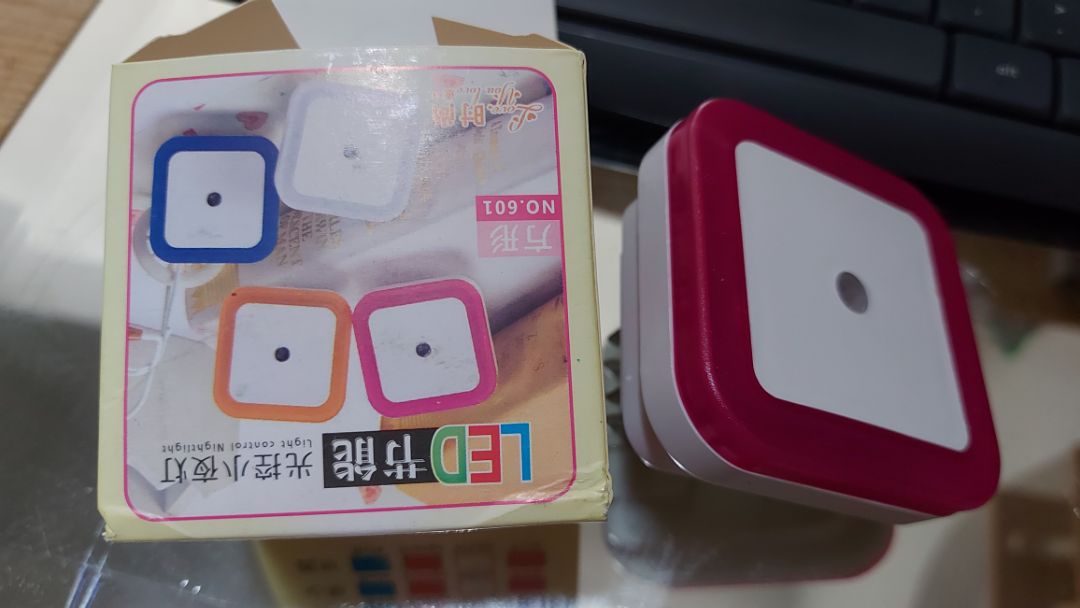 đèn rất dễ thương, mình nhận dc màu trắng với màu hồng rất cute, nên mua của shop Tila mình thấy hàng chất lượng ổn định. mình có xem shop khác giá rẻ hơn nhưng sản phẩm ko dc ok lắm. Cho shop 5 sao vì đây là lần thứ 2 mình mua của shop rồi.