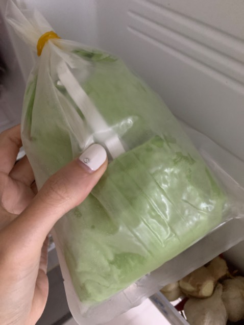 ôi túi dùng rất tốt luôn ạ, mùi thảo dược thơm cực dễ chịu, vì mình làm việc trên máy tính nhiều nên chườm lạnh túi này lên mắt rất thư giãn, ngủ ngon hơn hẳn, ai phải đi xe máy nhiều thì cũng nên dùng túi này để chăm sóc cho mắt ạ. ảnh này là mình đã bỏ túi trong ngăn đông và đã dùng 1 time nên mới quay lại rì viu, rất rất đáng mua.