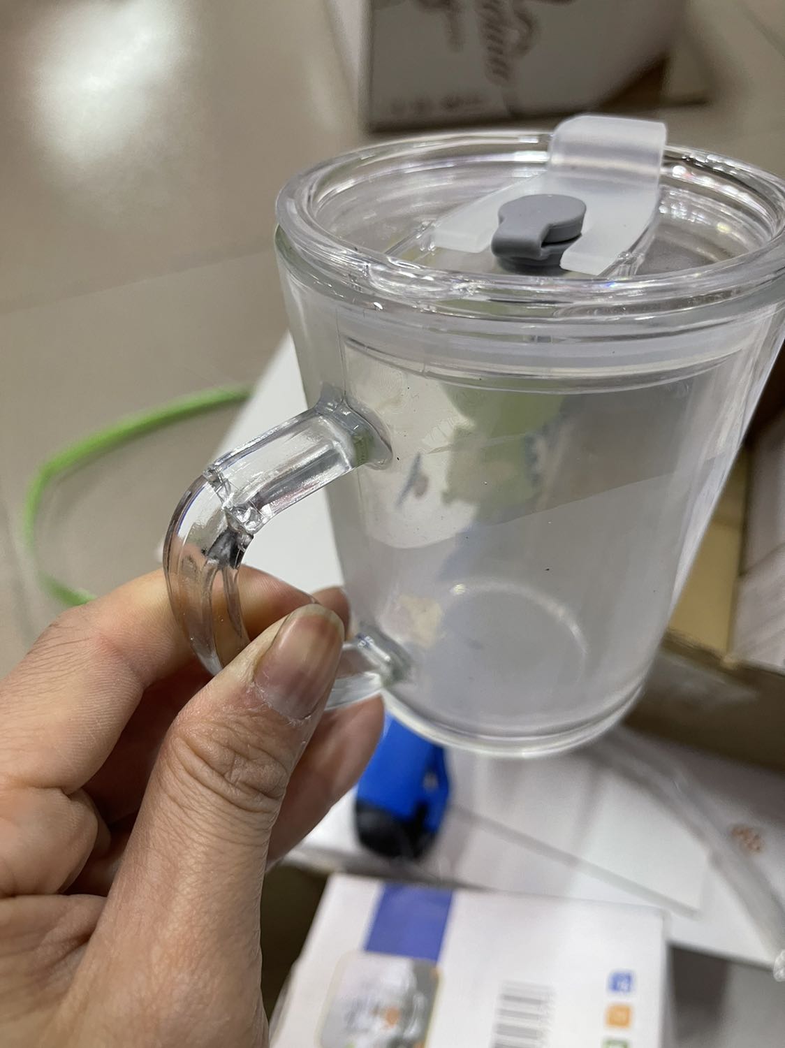 Đặt hộp 2 ngăn lại giao 3 ngăn cốc thì vị vỡ