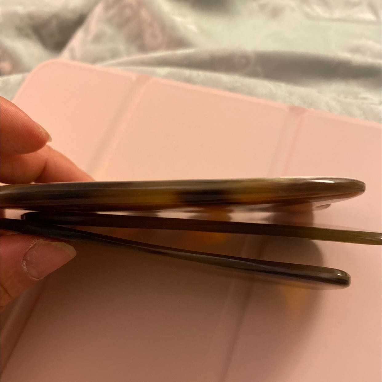 Sản phẩm cắt sừng hơi mỏng và chất sừng ko đẹp như một số sản phẩm khác tôi mua của công ty. Có thể sừng non tuổi hơn, cầm ko mịn đẹp như sản phẩm khác của công ty