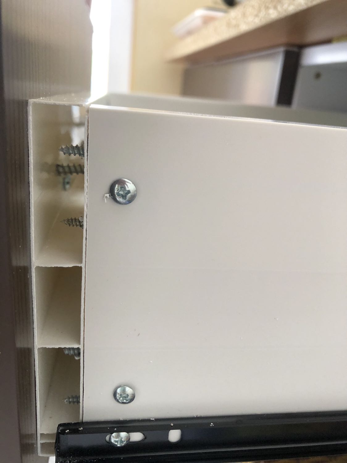 Giao hàng chậm, lại còn giao lộn size, mình vác cái tủ lên lầu rồi mới biết nhầm. 
Mình báo Tiki đổi hàng, Tiki phản hồi nhanh nhưng nhà cung cấp thì mãi 1 tuần sau mới đổi. Đến khi đổi hàng thì chiều dài chỉ có 94cm, ko phải 98cm như mô tả, nhưng đã quá mệt mỏi và thấy tội bác ship hàng quá nên mình nhận luôn.
Tủ có hai lớp nhựa rất mỏng, nên các chỗ bắt ốc vít rất dễ bị long ra và ko siết lại được (vì quá mỏng). Cửa tủ mình mở có vài lần mà đã muốn bung 1 bên. Tủ này mình mua với giá giảm còn 899k mình đã thấy đắt vì nó ko đáng với giá trị bỏ ra (ko biết dùng được mấy hôm thì bung cửa còn lại) còn ai mua với giá gốc 2tr thì chắc về sẽ tiếc tiền lắm.
Cho 2* vì Tiki đã hỗ trợ nhanh, còn chất lượng cái tủ và dịch vụ của nhà cung cấp so với giá trị thì chỉ đáng 1*