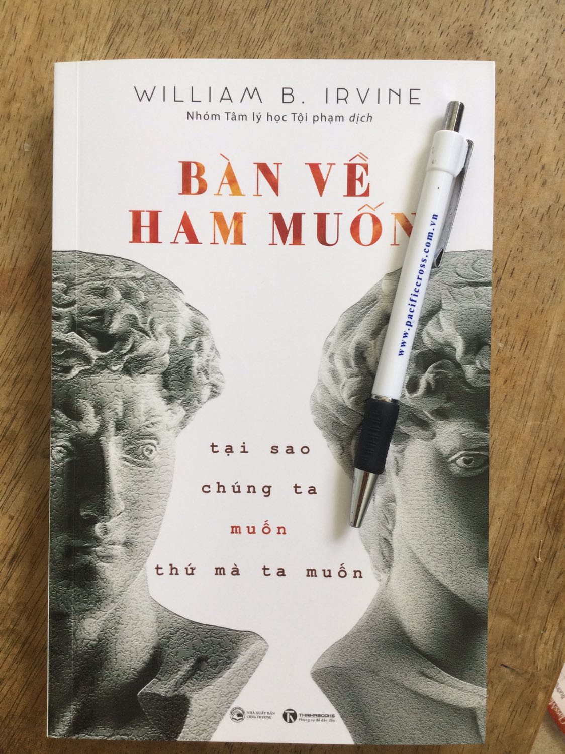 - Tựa gốc : On desire
 - Tựa dịch : Bàn về ham muốn.
 Đánh giá : 8/10.
  Nhóm dịch thật xuất sắc. Đúng nghĩa một chữ BÀN. Bàn luận. Bàn chứ không bình. Chỉ đưa ra những góc nhìn đa dạng về “ham muốn”.
Ở những chương cuối. Nêu lên những lời khuyên triết học. Tương tự cuốn sách khác của ông, “Chủ nghĩa khắc kỷ”.
Ông nhấn mạnh rằng, bất kỳ ai trong xã hội ngày nay, đi theo lời khuyên triết học, cũng sẽ trở thành “những kẻ lập dị” (cũng giống như các vị chân tu nhà phật, cũng là lập dị so với người đời)
Thật đúng là vậy. 
 - Trích - trang 314:
“Đối với hầu hết mọi người, cuộc sống đòi hỏi một loạt các thoả hiệp liên tục giữa những gì họ muốn cho bản thân và những gì người khác muốn. Do đó, hầu hết mọi người dần từ bỏ *** đối với chính mình. Họ từ bỏ nó để dâng cho người thân, cho hàng xóm, và thậm chí cho những người hoàn toàn xa lạ. Họ làm vậy vì họ rất coi trọng sự ngưỡng mộ của người khác và sợ bị khinh thường và chế giễu.
   Ngược lại, những kẻ lập dị từ chối việc từ bỏ quyền tự chủ với bản thân. Họ không chịu sống vì người khác. Họ có cái nhing của riêng mình về những giá trị trong cuộc sống và lối sống nào mới là đáng sống.
  Những kẻ lập dị từ chối tuân theo các tiêu chuẩn của xã hội mà họ đang sống. Điều thúc đẩy người khác sẽ không thúc đẩy họ. Họ có thể chẳng thấy ích gì khi cố gắng gây ấn tượng với mọi người bằng một chiếc oto mới hay một ngôi nhà to đẹp…”