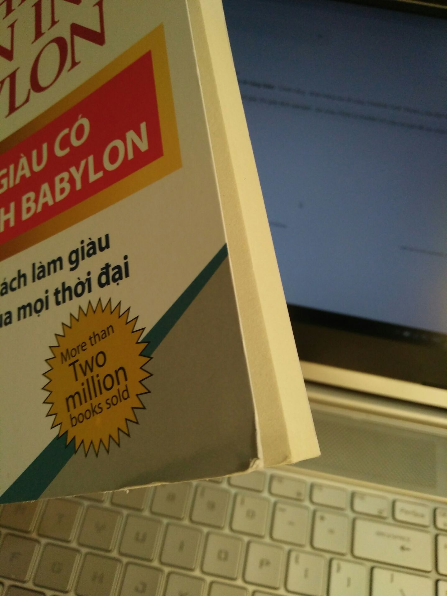 Mình cực kỳ thích quyển sách này, nội dung rất hay và dễ áp dụng thực tế nhưng Tiki giao sách bị tróc góc ở bìa sách như thế này, hi vọng Tiki sẽ khắc phục vấn đề. Không biết mình có thể đổi lại cuốn sách nào nguyên vẹn hơn không, vì mình muốn giữ sách để đọc đi đọc lại.