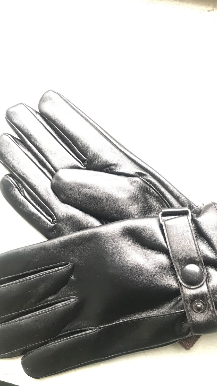 Shop đóng gói cẩn thận giao hàng nhanh mặc dù đang dịch. Khá là vui. Sản phẩm thì khá là tốt. Da chắc chắn, độ co giãn cao. Lớp lót nỉ lông tạo cảm giác bó sát, êm và dễ chịu khi sử dụng. Cảm ứng điện thoại ok, vuốt như không đeo luôn. Rất hài lòng. Sản phẩm đáng mua các bạn ạ.