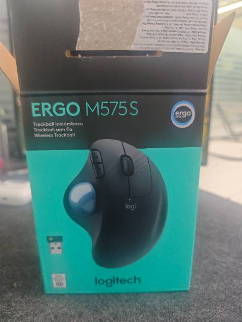 Hàng chính hãng nhưng không đúng mẫu. Tôi đặt M575 vì có nút gặt trái phải ở con lăn cuộn trang, nhưng lại giao M575s.