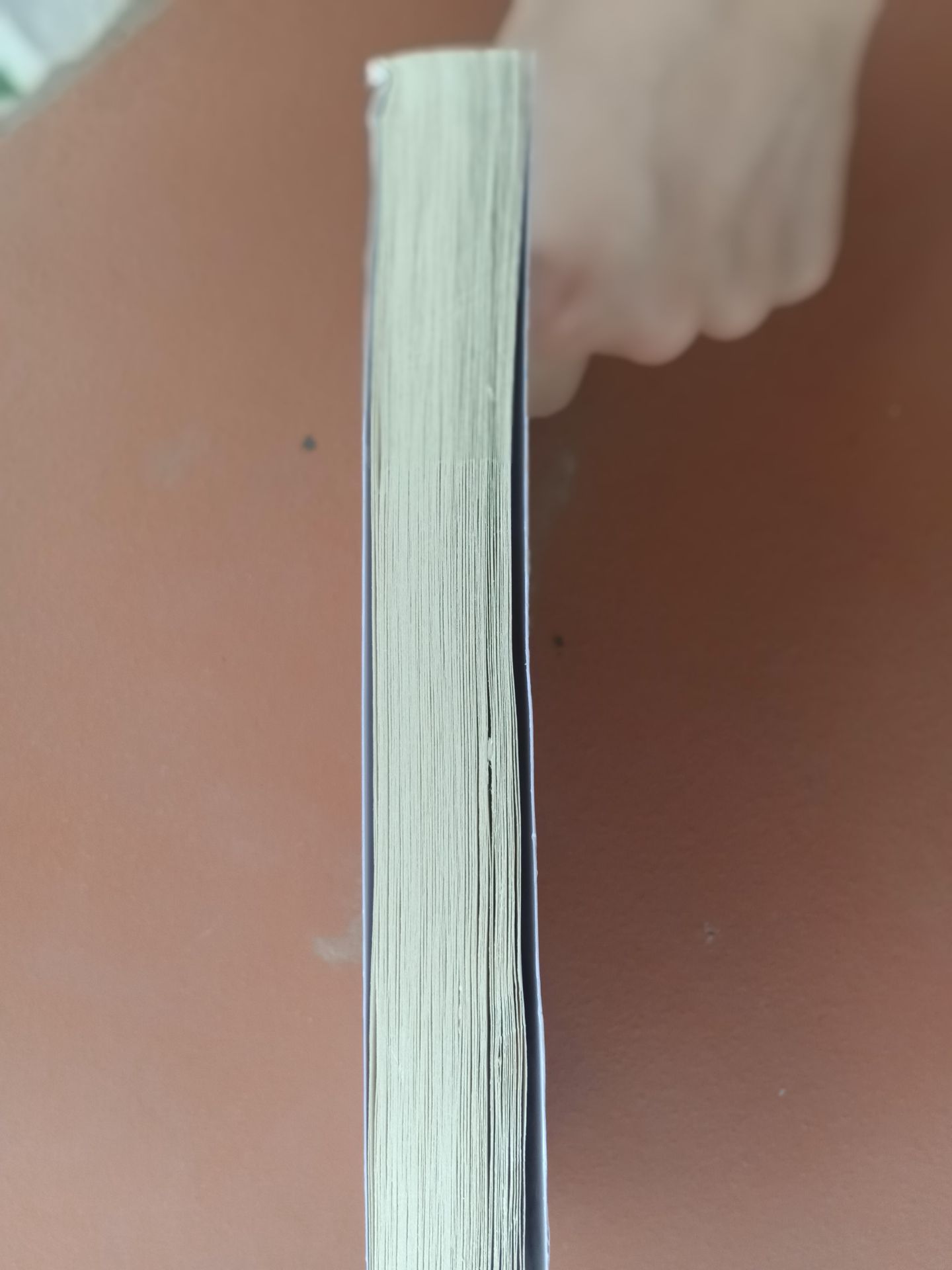 Bởi trước đó đã mua rất nhiều sách trong cùng đợt sale tháng 6 nhưng lần này nhận sách thấy rất thất vọng, sách nhăn và bị rạch ở bìa, lúc mở cũng hơi bụi. Chất lượng giấy khá ổn, nhẹ. ??