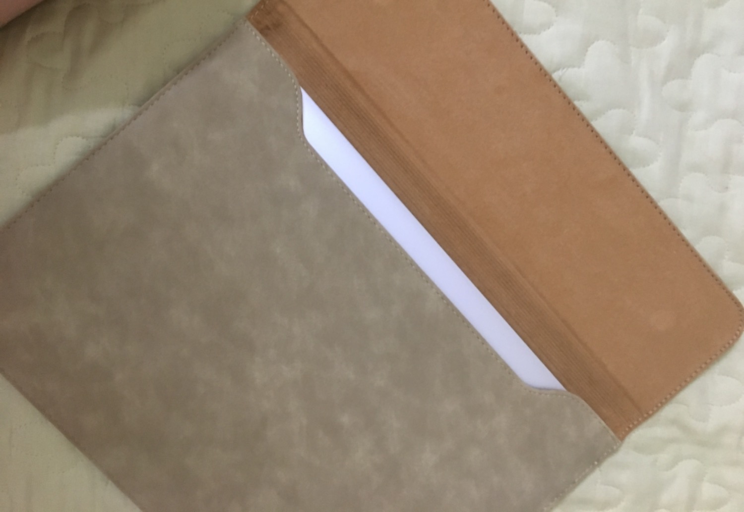 Mẫu mã và chất lượng đều tốt, nhẹ, dễ sử dụng. Kích cỡ chuẩn, mình đựng Mac rất vừa Mẫu mã và chất lượng đều tốt, nhẹ, dễ sử dụng. Kích cỡ chuẩn, mình đựng Mac rất vừa