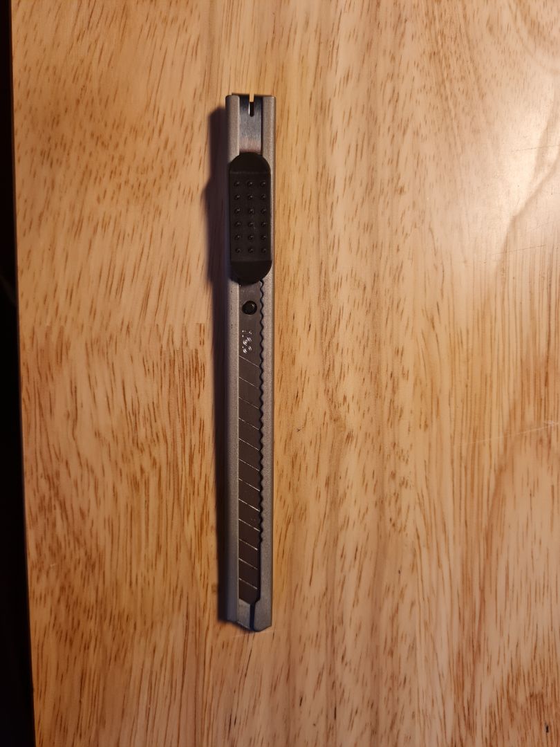 bằng thép chắc chắn nhưng ko có khoá nên khi cắt nhiều dễ bị trượt ngược lại