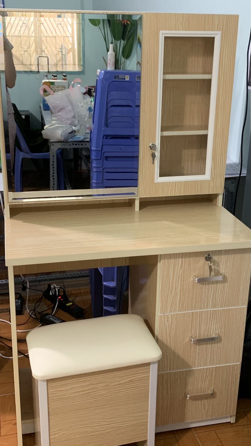 Bàn đẹp. Màu bên ngoài không hồng như ảnh mà vàng vàng kiểu màu gỗ tự nhiên. Cũng khá chắc chắn. Có nhiều ngăn tiện lợi. Có điều tủ đứng không phải bằng mặt nhựa cứng mà giống miếng mica mỏng hơn nên dễ trầy. Tầm nửa tháng mới giao nha. Tư vấn hơi lâu nhưng cũng nhiệt tình. Chấm 8/10 nhé