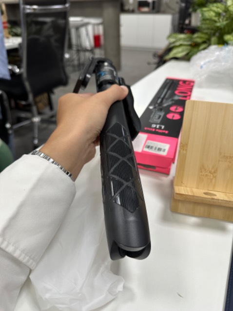 Chất liệu cứng cáp, cầm chắc tay, giao hàng cẩn thận, có miếng điều chỉnh bằng bluetooh để chụp từ xa dễ dàng. giao Tikinow rất nhanh, đặt 22h hôm trước thì 10h sáng hôm sau có hàng (2 tiếng giờ hành chính). Điểm cộng là cái hộp bỏ vừa cốp xe ga nhỏ như Vision sướng lắm. Điểm trừ là tờ hướng dẫn sử dụng bằng tiếng việt quá mờ không đọc được nha shop.