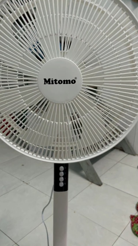 Quạt chạy mát và nhẹ.
Nhưng khi bấm công tắc bật lên thì quạt không tự quay được, phải dùng tay chạm mạnh vào đầu quạt thì nó mới quay ???

Một vấn đề nữa là không rõ tác dụng của nút vặn ở thân quạt là gì, vì không điểu chỉnh độ cao của quạt dù đã mở hết mức. Đã đọc kỹ hướng dẫn trong note nhưng không có nhắc đến.
